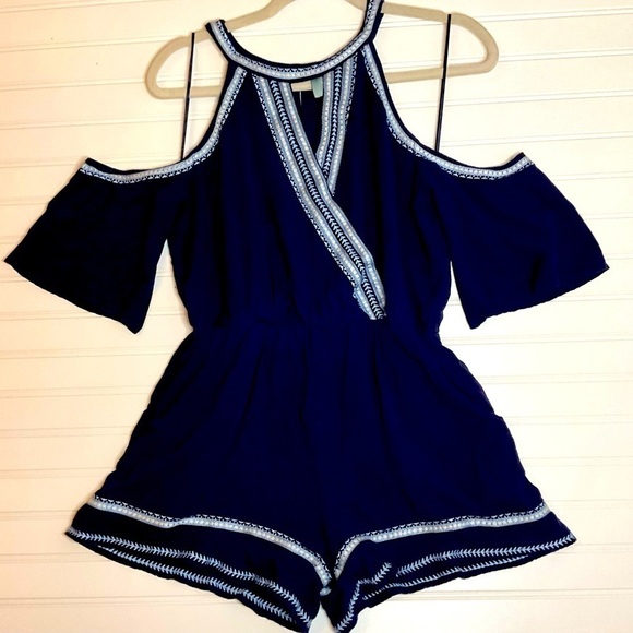Skies are blue size small woman’s cold shoulder shorts romper - Picture 1 of 5